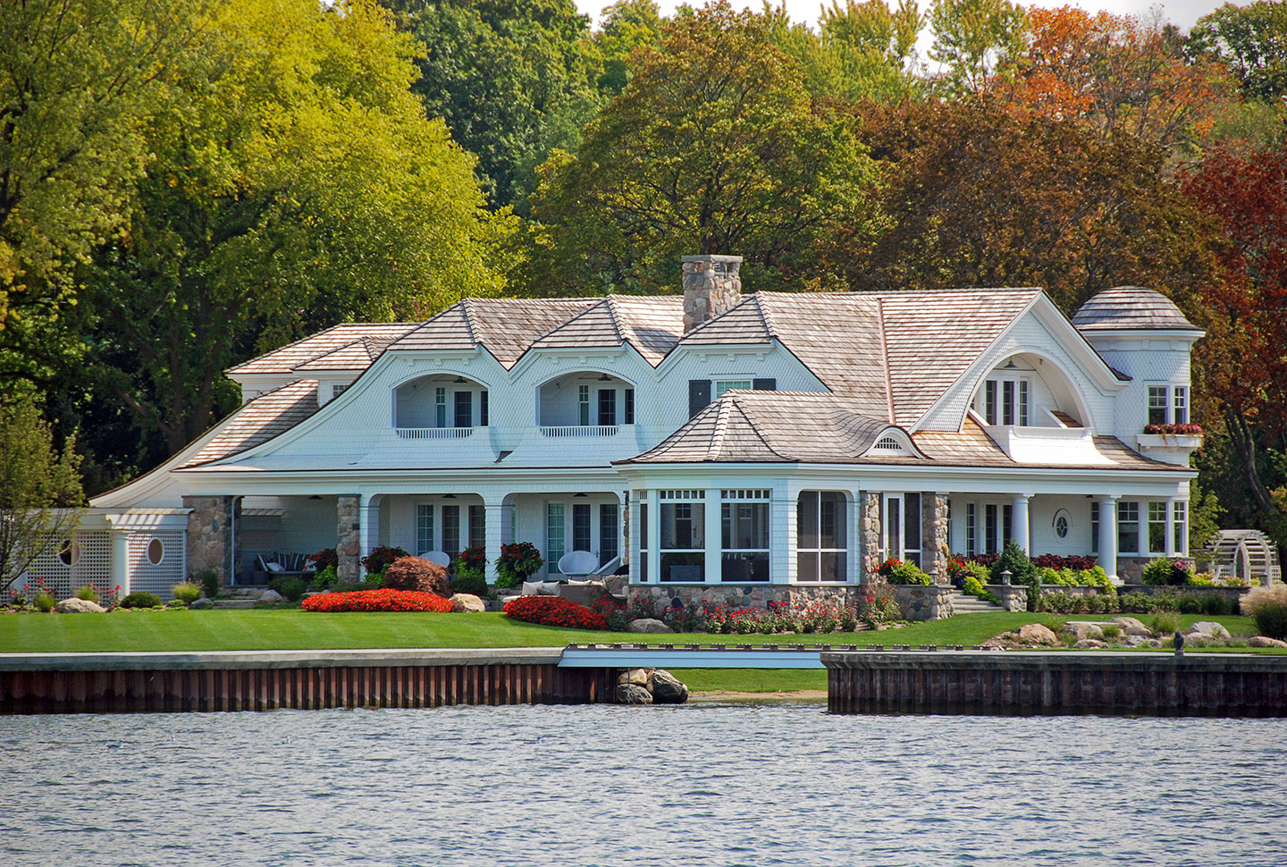 Lee más sobre el artículo Gorgeus Villa On Lake